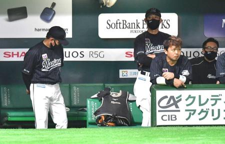 　ソフトバンクに敗れ、下を向く井口監督（左）