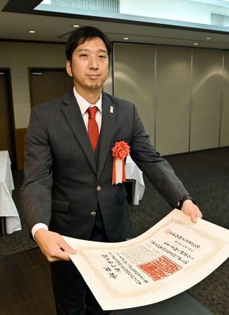 　「龍馬賞」の表彰状を受け取る藤川球児さん＝１５日午後、高知市