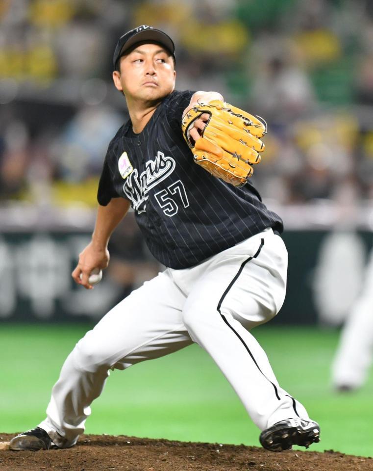 ８回に登板し力投するロッテ・沢村拓一＝福岡ＰａｙＰａｙドーム（撮影・西岡正）