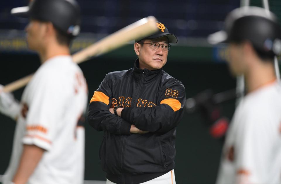 　練習を見守る原監督（撮影・金田祐二）