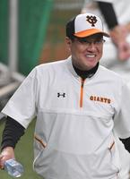 　笑みを浮かべながら引き揚げる原監督（撮影・高石航平）