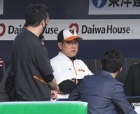 　真剣な表情で記者と話す原監督（中央）＝撮影・高石航平