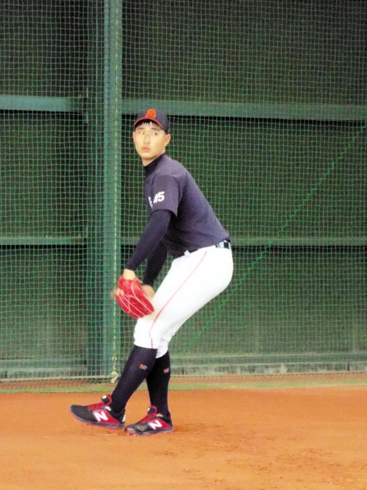 ブルペンで投球を披露した韓国・城南高校の李俊明