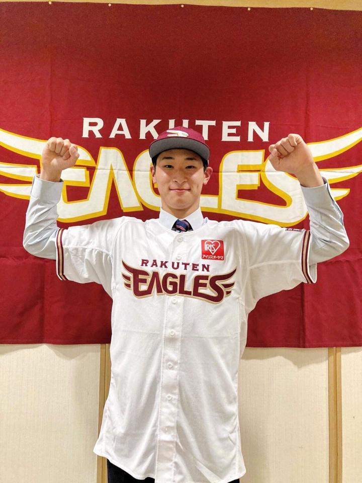 　契約合意でガッツポーズを見せる楽天ドラフト６位の履正社・内（球団提供）