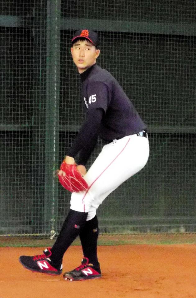 　ブルペンで投球を披露した韓国・城南高校の李俊明