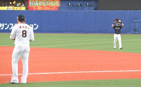 　練習中、２１日の走塁を謝る巨人・丸（８）とＯＫポーズで返すソフトバンク・中村晃（右）