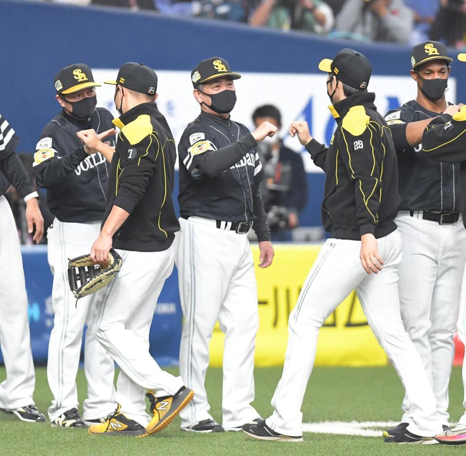 ２２日の試合に勝利し、ナインを迎えるソフトバンク・工藤監督