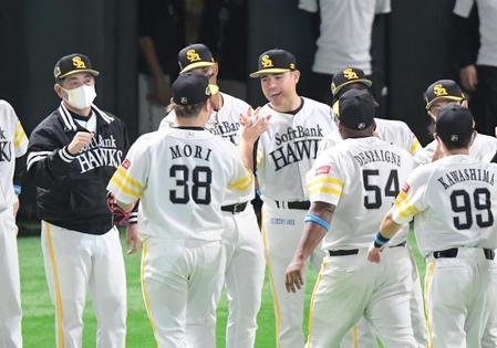 ソフトバンク・森からウイニングボールをもらい笑顔のムーア＝ペイペイドーム（撮影・金田祐二）