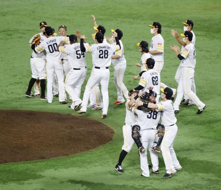 　プロ野球日本シリーズで４年連続の日本一に輝き、抱き合って喜ぶソフトバンクナイン＝２５日、福岡市のペイペイドーム
