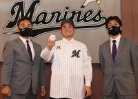 契約を済ませ笑顔を見せるロッテドラフト２位・中森俊介（中央）（左は永野プロアマスカウト部長、右は黒木スカウト）＝ＡＮＡクラウンプラザホテル神戸（撮影・山口登）