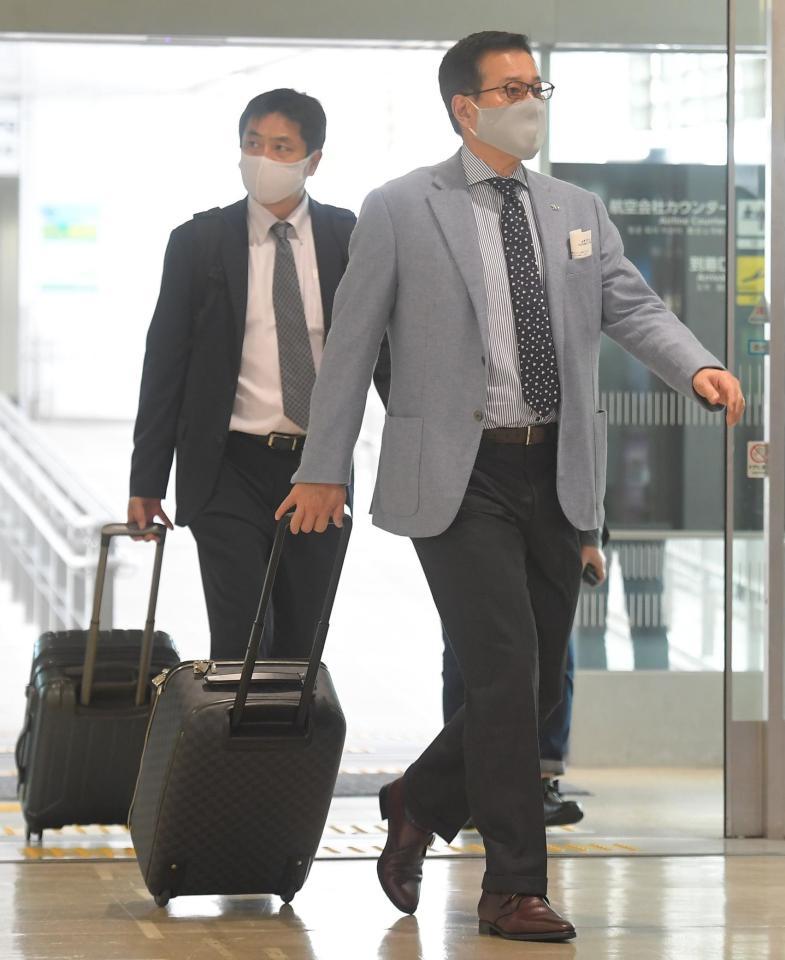 帰京の途に就く巨人・原監督（右）＝福岡空港（撮影・高石航平）
