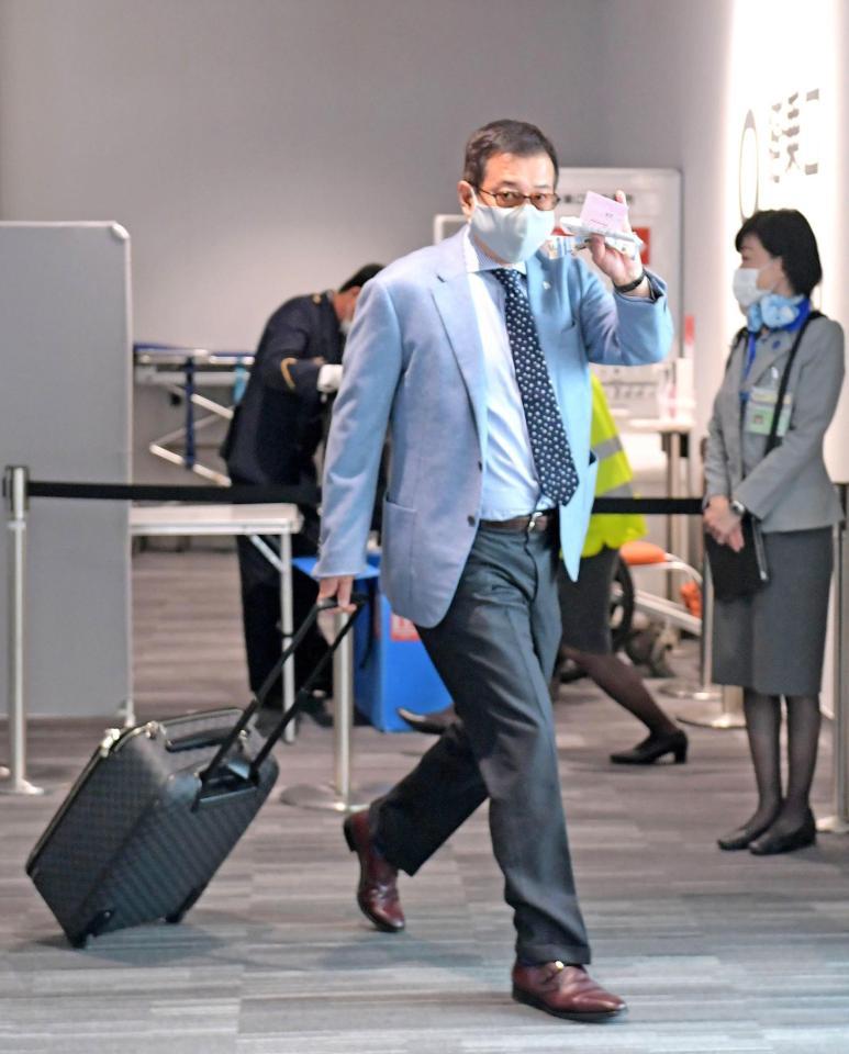 福岡を後にする原監督（撮影・金田祐二）