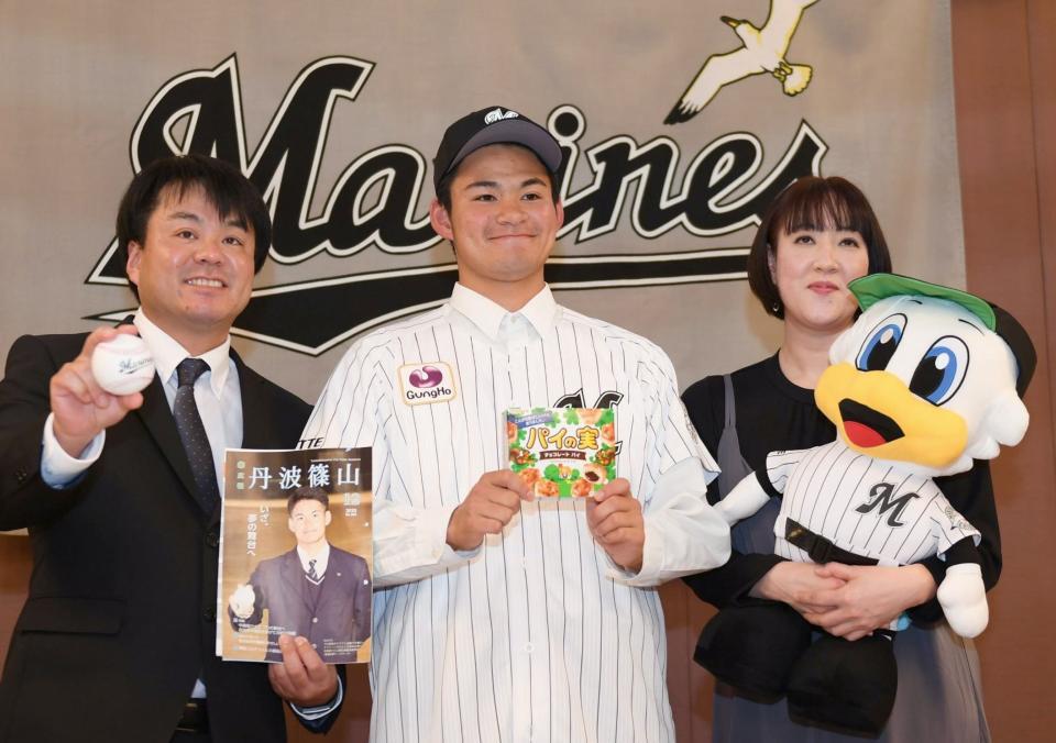 契約を済ませ笑顔を見せる明石商・中森。左は父・博さん、右は母・美幸さん（撮影・山口登）