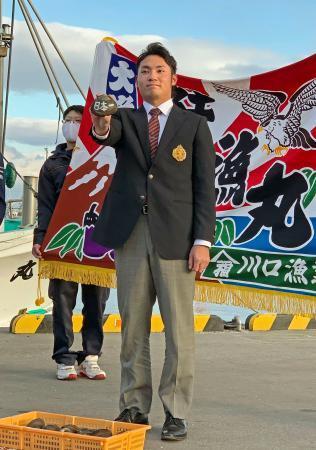 　入団が決まり、北海道・苫小牧漁港でポーズをとる日本ハムドラフト１位の伊藤大海投手＝１日