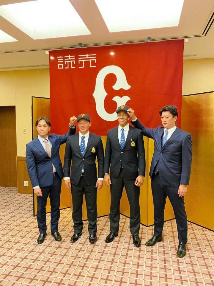 入団交渉に出席した（左から）榑松スカウト部次長、萩原、保科、野間口スカウト