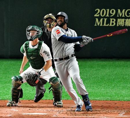 昨年３月、東京ドームで行われた開幕戦で逆転満塁本塁打を放ったマリナーズ・サンタナ