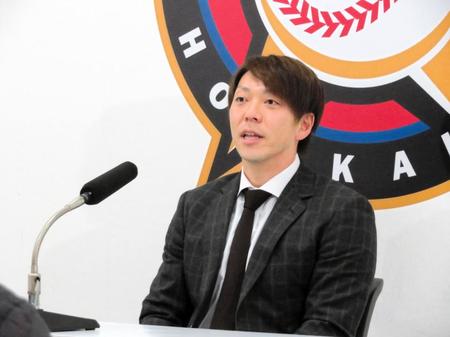 会見に臨んだ宮西＝札幌市内・球団事務所