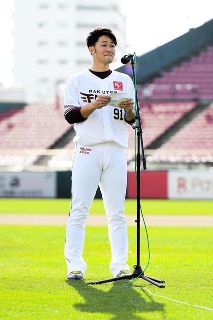 楽天・久保 Gの同僚ビデオに涙 妻へ「また結婚」 青山と引退セレモニー【NPB】