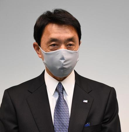 ＦＡ宣言したＤｅＮＡ・井納翔一と話を終え取材に応じるヤクルト・小川ＧＭ＝都内（撮影・中田匡峻）