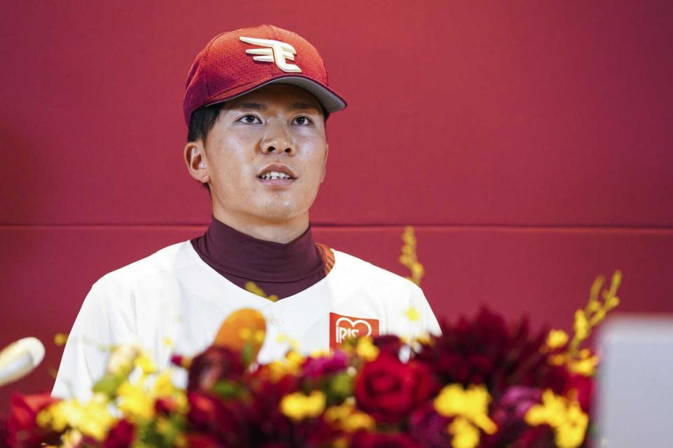 　楽天のユニホームに袖を通したドラフト１位指名の早大・早川（球団提供）