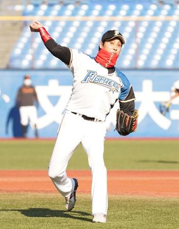 キャッチボールする新庄剛志氏＝神宮球場（撮影・中田匡峻）