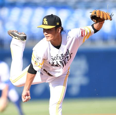 投球する元ソフトバンク・松田遼馬＝神宮球場（撮影・中田匡峻）