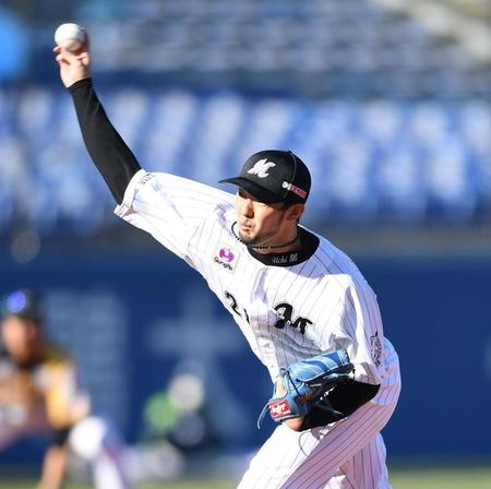 投球する元ロッテ・内竜也＝神宮球場（撮影・中田匡峻）