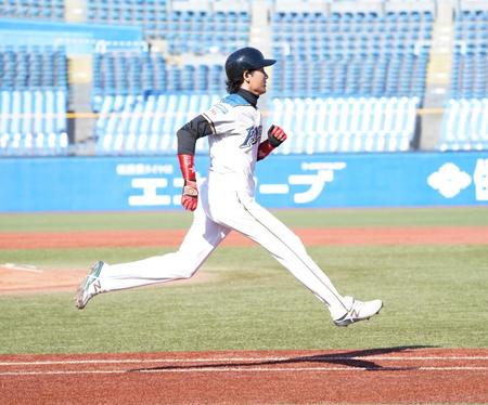 四球を選び、一塁まで走る新庄剛志氏＝神宮球場（撮影・中田匡峻）