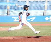 四球を選び、一塁まで走る新庄剛志氏＝神宮球場（撮影・中田匡峻）