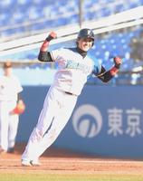 ４打席目、左前打を放ちガッツポーズの新庄剛志＝神宮（撮影・金田祐二）