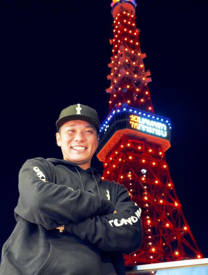 　自身の通算２０００安打達成を祝してライトアップされた東京タワーをバックに笑顔の巨人・坂本（球団提供）