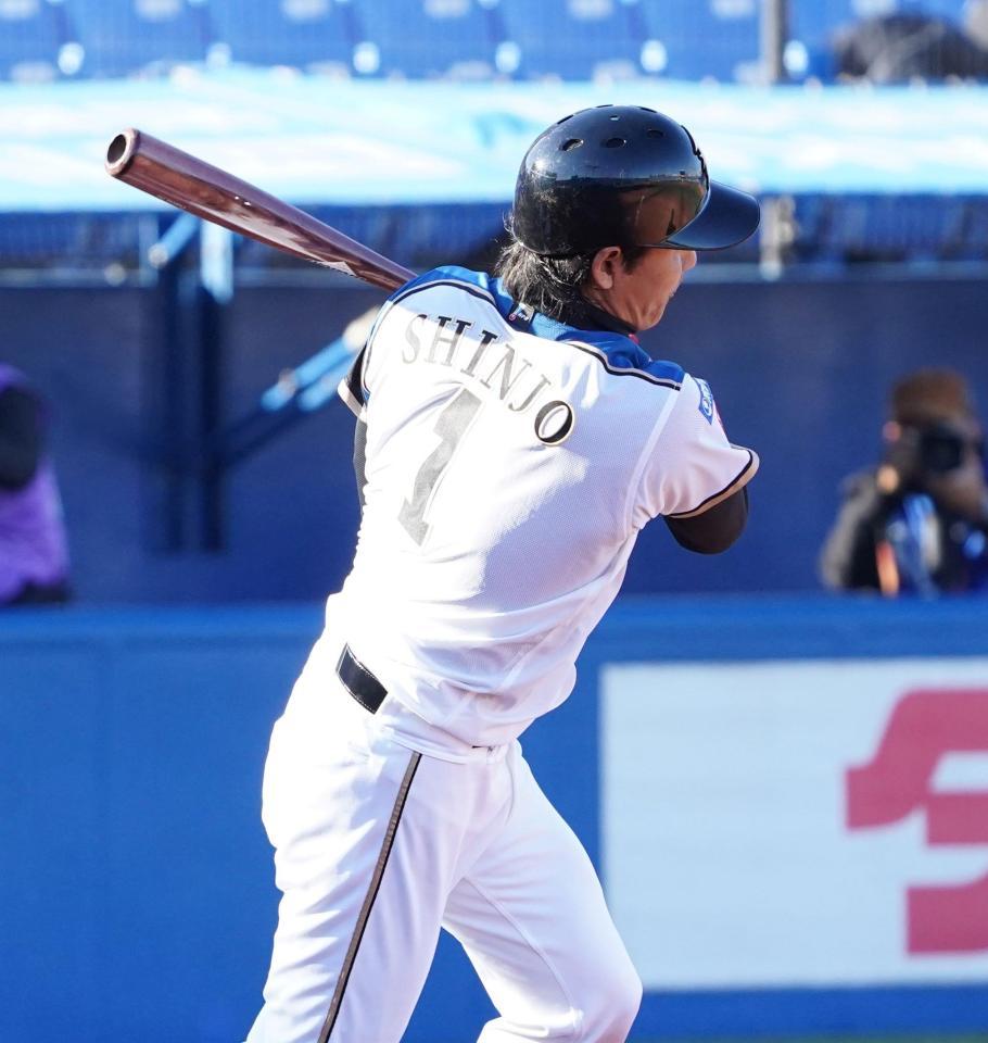 安打を放つ新庄剛志氏＝神宮球場（撮影・中田匡峻）