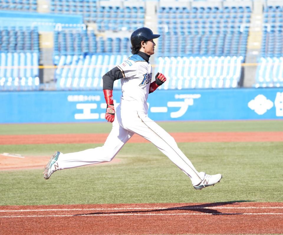 四球を選び、一塁まで走る新庄剛志氏＝神宮球場（撮影・中田匡峻）