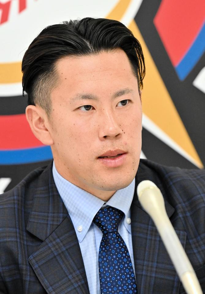 契約更改を終え、取材に応じる西村（代表撮影）