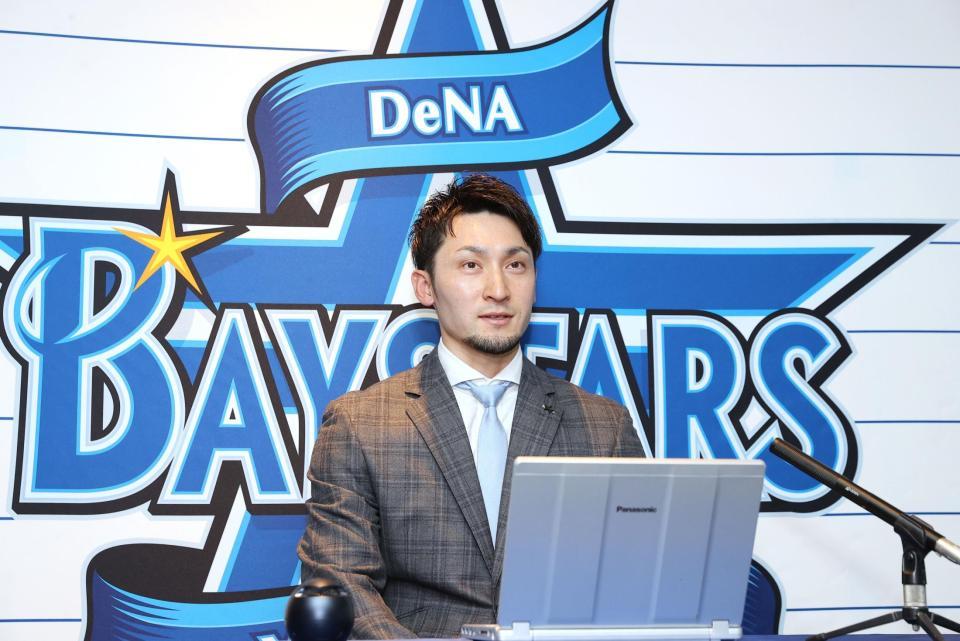契約更改を終え会見に応じるＤｅＮＡ伊藤光（代表撮影）