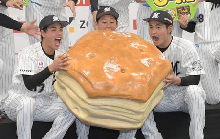 大きなパイの実にかぶりつく（左から）３巡目・小川龍成、１巡目・鈴木昭汰、２巡目・中森俊介＝埼玉県・ロッテイノベーションセンター（撮影・三好信也）