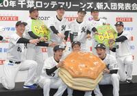 大きなパイの実をもって記念撮影するロッテの新入団選手（撮影・三好信也）