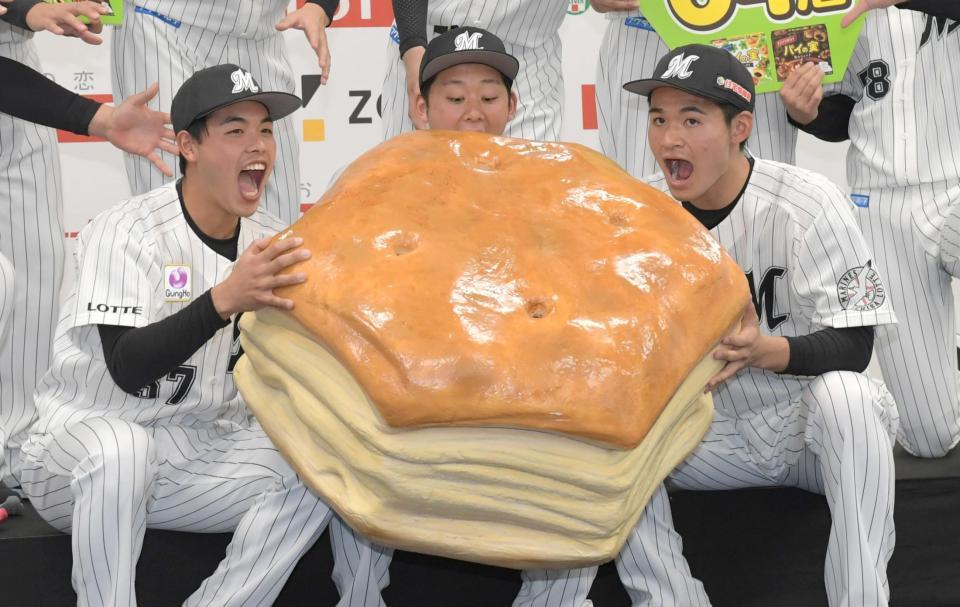 大きなパイの実にかぶりつく（左から）３巡目・小川龍成、１巡目・鈴木昭汰、２巡目・中森俊介＝埼玉県・ロッテイノベーションセンター（撮影・三好信也）