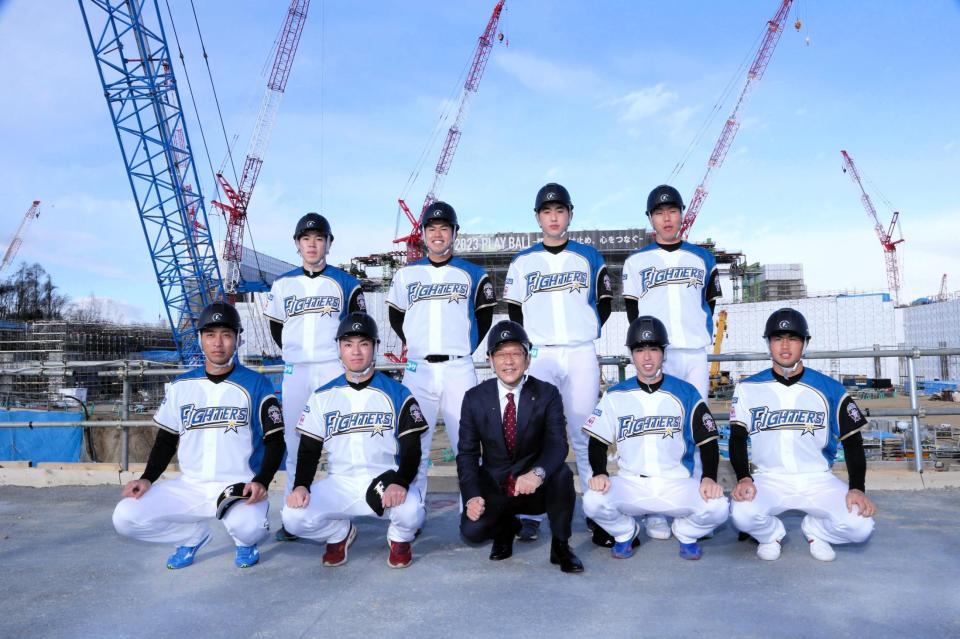 建設中の新球場「エスコンフィールド北海道」を見学した栗山監督と新入団選手（代表撮影）