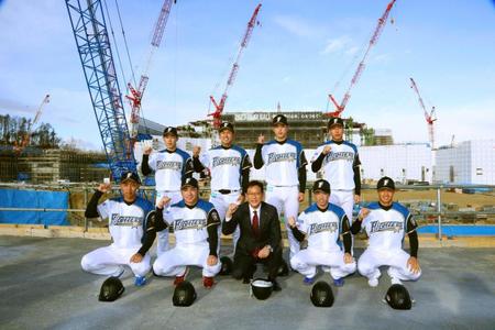 　記念写真に納まる日本ハムの新入団選手ら（代表撮影）