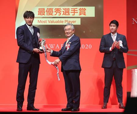 　最優秀選手賞を受賞し表彰されるソフトバンク・柳田悠岐（左）。右は巨人・菅野智之（代表撮影）