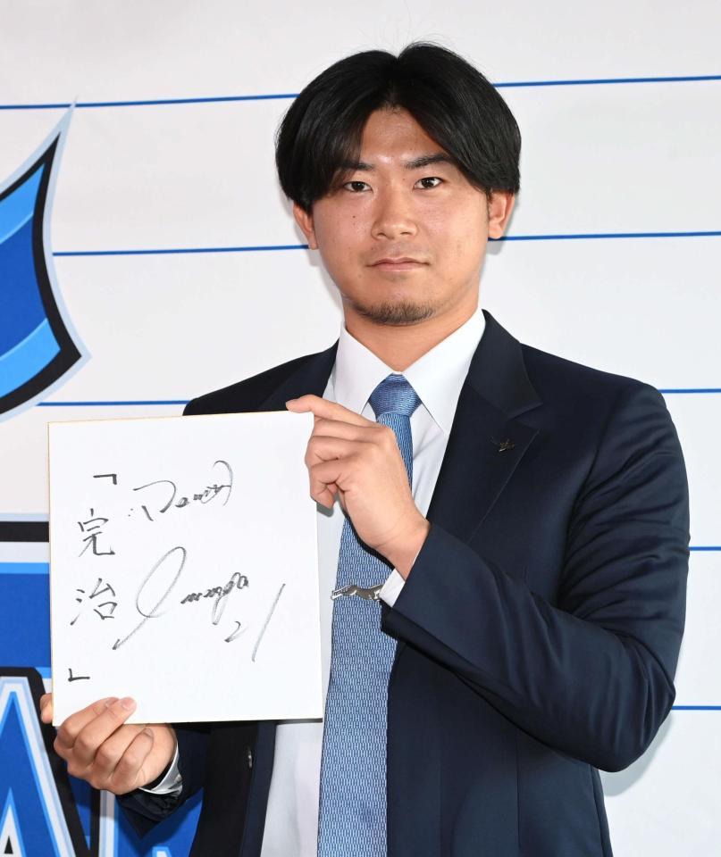 契約更改を終えたＤｅＮＡ今永昇太は来季の目標を書いた色紙を手にする（代表撮影）