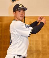 打撃の構えを見せたオリックス新人・来田涼斗＝大阪市内のホテル（撮影・佐々木彰尚）