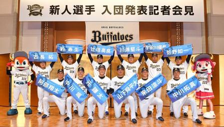 　新人選手入団会見でタオルを掲げる選手たち