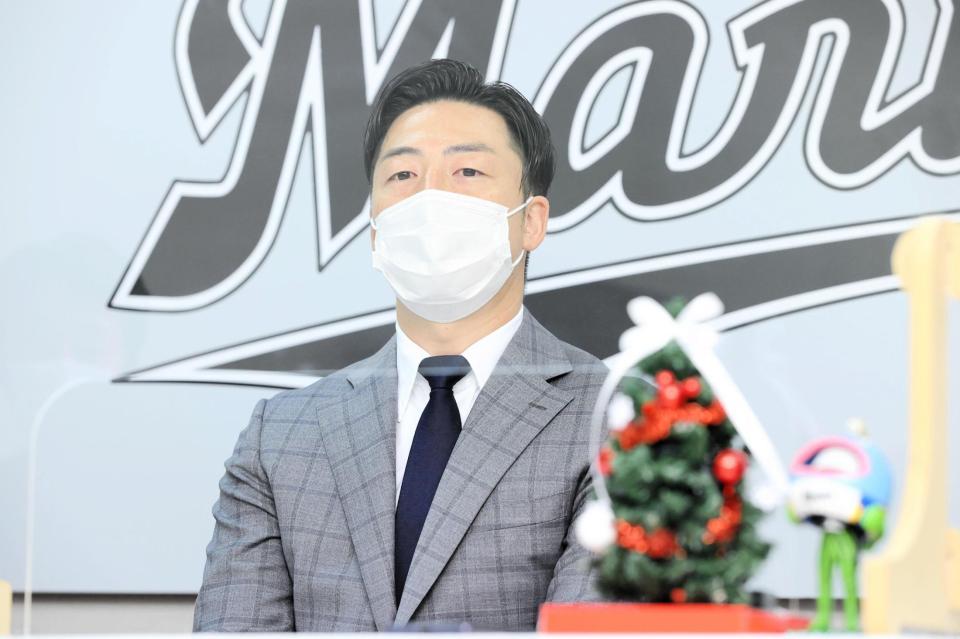 大幅増でサインをし、会見に臨む美馬＝ＺＯＺＯマリンスタジアム（代表撮影）