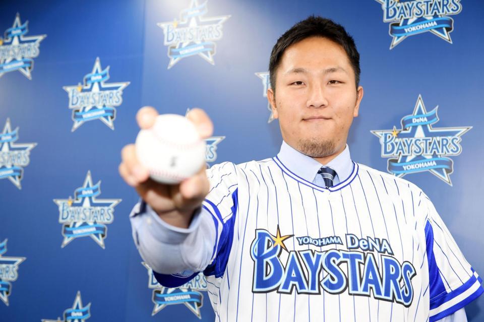 ＤｅＮＡ入団が決まりボールを手に笑顔を見せる風張蓮（代表撮影）