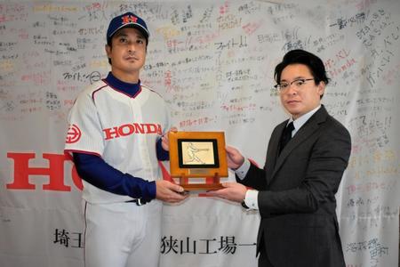 　アマチュア野球分科会賞を受賞したホンダ・開田成幸監督（左）