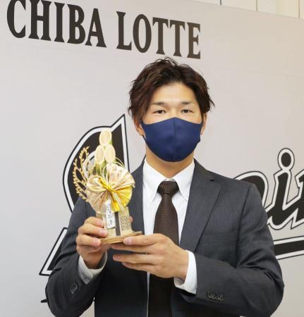 　契約更改を終えたロッテ・中村奨吾＝２６日、ＺＯＺＯマリン（代表撮影）