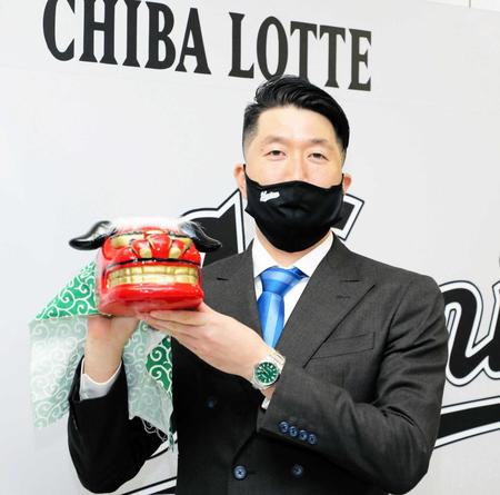 　アップで更改、獅子舞を手に笑顔の石川（代表撮影）