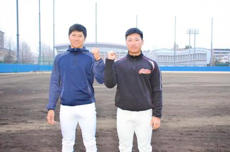今春から１部復帰となる東都大学リーグ戦での健闘を誓う青学大・泉口（左）と森